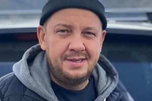Сергей Бобунец на карантине разговаривает с дубом и часами сидит в гардеробной