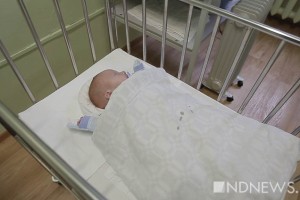 В Киеве полсотни младенцев от суррогатных матерей живут в отеле и не могут попасть в свои семьи за рубеж.