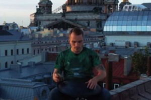 «ДДТ» поздравили Петербург с днем рождения композицией своего барабанщика