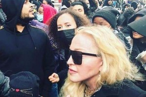 Мадонна поддержала протестующих в Лондоне
