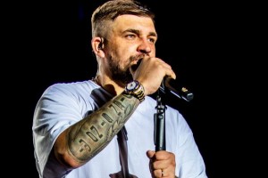 Российские фильмы и концерт Басты покажет СТС в честь праздника