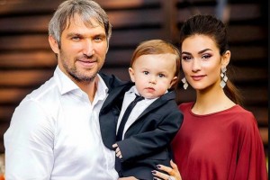 Жена Александра Овечкина показала подарки, которые получила в честь рождения ребенка