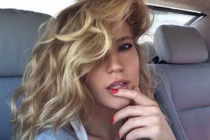 Глюкоза попозировала в джунглях в купальнике