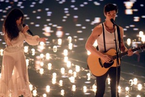 Камила Кабелло и Шон Мендес показали семейное рождество в «The Christmas Song»