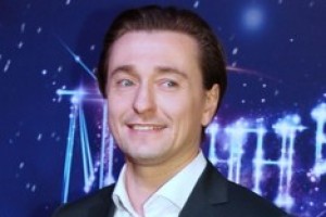 Сергей Безруков забрал жену из роддома