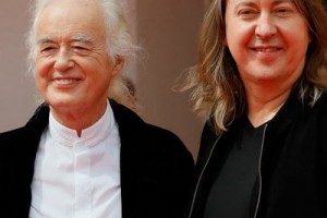 Led Zeppelin исполняют свой хит под полет дирижабля