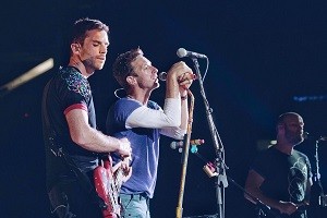 Coldplay выпустил космический альбом с BTS и Селеной Гомес