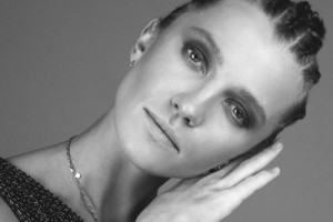 Маша Шейх спела «Под дождем» о личном выборе и вере в любовь