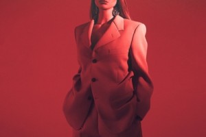 Anna Asti спела про невезучую «Царицу»