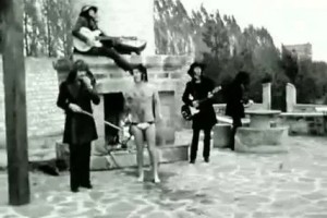 Deep Purple - Hush (Original Film Clip, 1968) - забавное видео, Лорд играет на метле, Пейс на столе, а Эванс поёт в полотенце