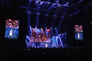 В задержкой в 30 минут в Новосибирске начался концерт МакSим