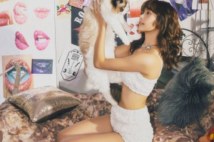 «Moonlit Floor (Kiss Me)» — это трек в стиле дэнс-поп и нью-диско