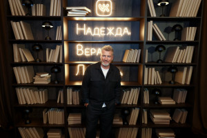 Презентация началась камерно — со стихов в исполнении Агутина и прослушивания треков из его нового альбома
