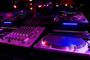 В чем разница между DJ микшером и «обычным»?