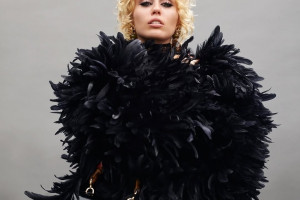 В день релиза Майли представила и новый клип на песню «Easy Lover»