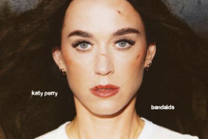 Кэти Перри пережила 33 несчастья в клипе «Bandaids»