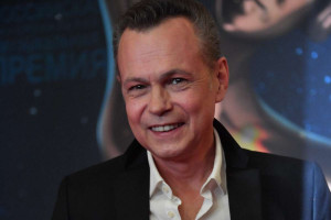 «Не понимаю, почему он ушел, а не я»: мать расплакалась на открытии памятника на могиле Владимира Левкина