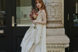 Коул Марсден Грейф-Нил — был одет в кремовый костюм от Husbands Paris