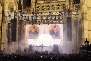 Благословенный рейв: как в Словакии устроили дискотеку у собора с благословения Папы