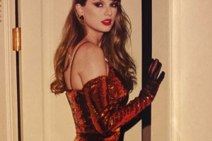 К альбому также прилагаются дополнительные CD-делюкс издания