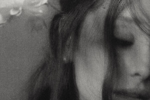 Ни в одной песне на «Petal» Ариана Гранде не говорит напрямую
