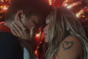 Бруно Марс спел серенаду Karol G в клипе «Dance With Me»