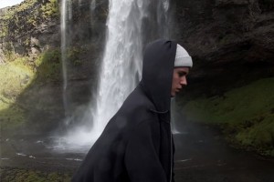Джастин Бибер на съемках нового видеоклипа разделся и нырнул в ледяное озеро