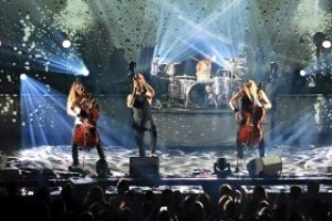 Зал подпевал музыкантам группы Apocalyptica стоя.