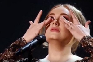 Адель расплакалась на концерте в Нью-Йорке