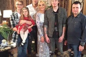 Кристина Орбакайте собрала для новогоднего снимка всю свою семью