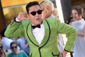 ПЕВЕЦ PSY УДИВИЛ ПУБЛИКУ НОВЫМ ТАНЦЕМ