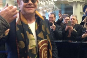 Elton John шокировал пассажиров на лондонском вокзале!