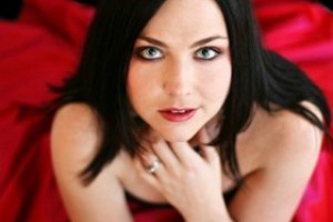 ВОКАЛИСТКА EVANESCENCE ВЫПУСТИЛА СОЛЬНЫЙ АЛЬБОМ