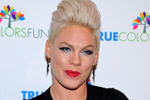P!NK исполнит главную песню в фильме студии Disney "Алиса в зазеркалье"
