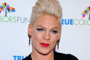 P!NK исполнит главную песню в фильме студии Disney "Алиса в зазеркалье".