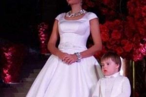 Эвелина Бледанс вывела на подиум младшего сына