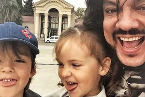 Филипп Киркоров живет с матерью своих детей