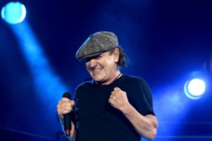 Солиста группы AC/DC предупредили о риске полной потери слуха