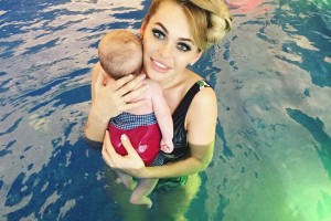 Звезда "Универа" Анна Хилькевич водит 3-месячную дочь в бассейн