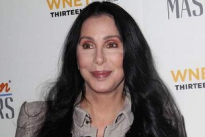 Певица Шер поделилась семейным фото с 90-летней мамой