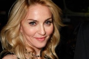 МАДОННА СОРВАЛА ОДЕЖДУ С ФАНАТКИ ВО ВРЕМЯ КОНЦЕРТА (ВИДЕО)