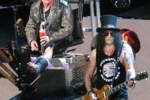 Аксель Роуз выступил на реюнионе Guns N’Roses в гипсе