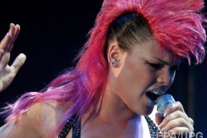 Just Like Fire: вышел клип Pink на заглавную песню из фильма "Алиса в Зазеркалье".