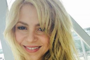 Шакира ненароком показала округлившийся животик