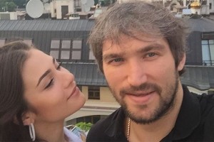 Невеста Александра Овечкина показала помолвочное кольцо