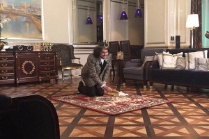 Киркоров с короной на голове чистит ковры