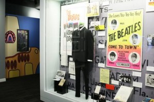 В Музее «Грэмми» покажут очки Джона Леннона и костюм Ринго Старра
