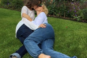 Любовь Успенская вызвала скандал из-за фото с поцелуем с дочерью