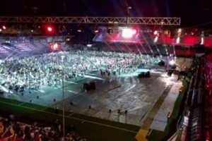 1200 рокеров исполнили хиты на футбольном стадионе в Италии