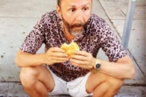 Сеть Burger King готова отказаться от суда с Сергеем Шнуровым в обмен на извинения в стихах